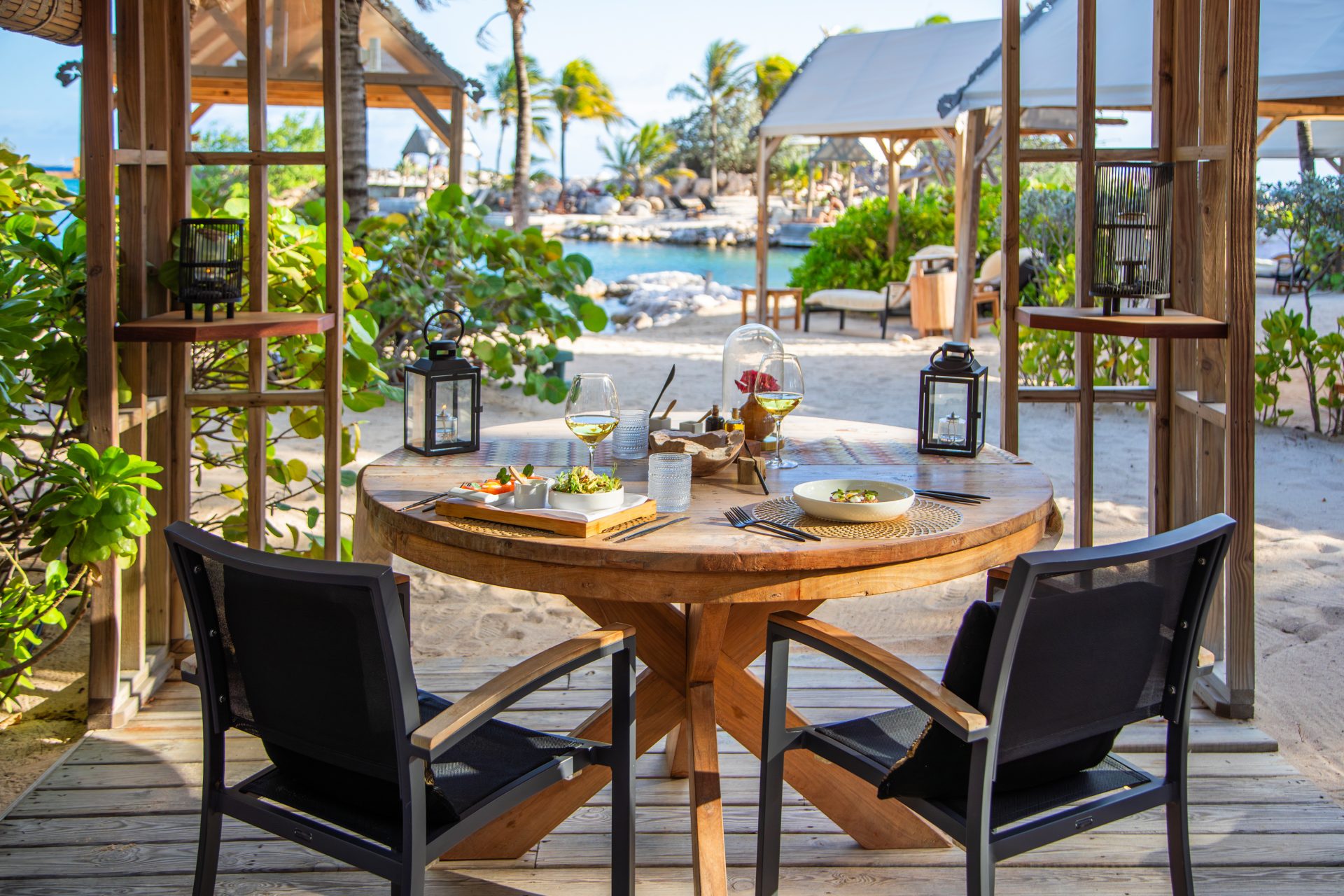 Romantic seaside table setup at Baoase, highlighting intimate luxury and five-star culinary service