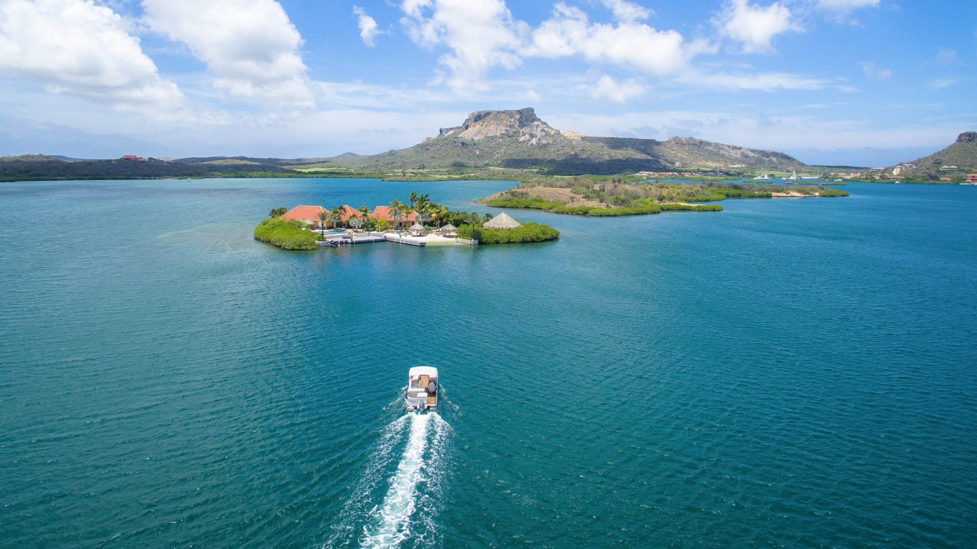 Aerial view of a yacht driving for Isla Kiniw