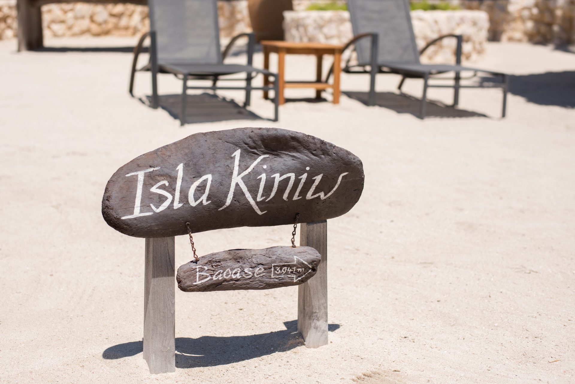 A sign on the beach of Isla Kiniw